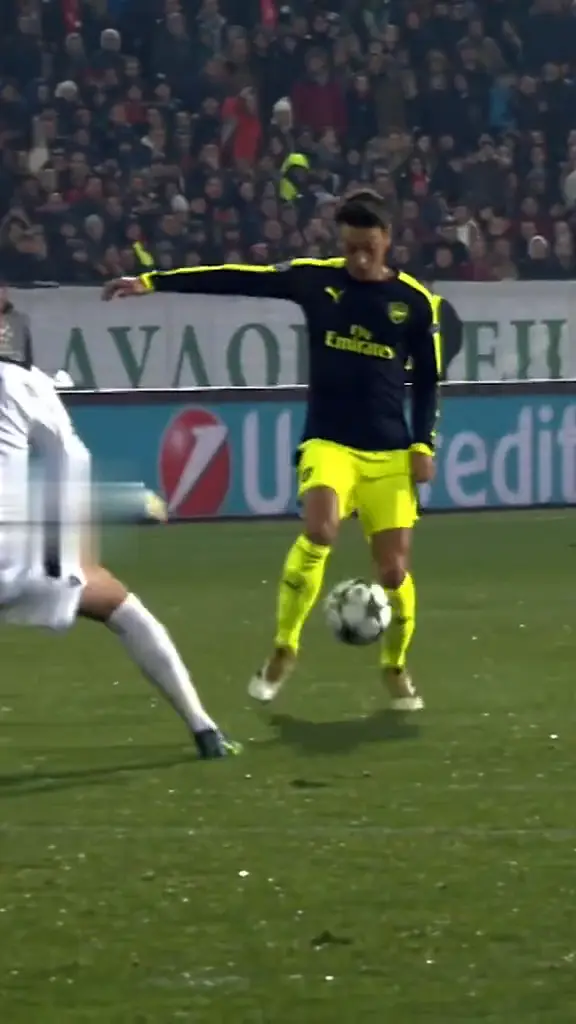Original reference video: The original Mesut Ozil bounce goal video